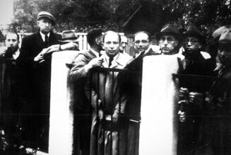 事館前でビザを求めるユダヤ避難民たち。