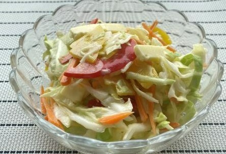 彩り野菜の和風コールスローサラダイメージ写真