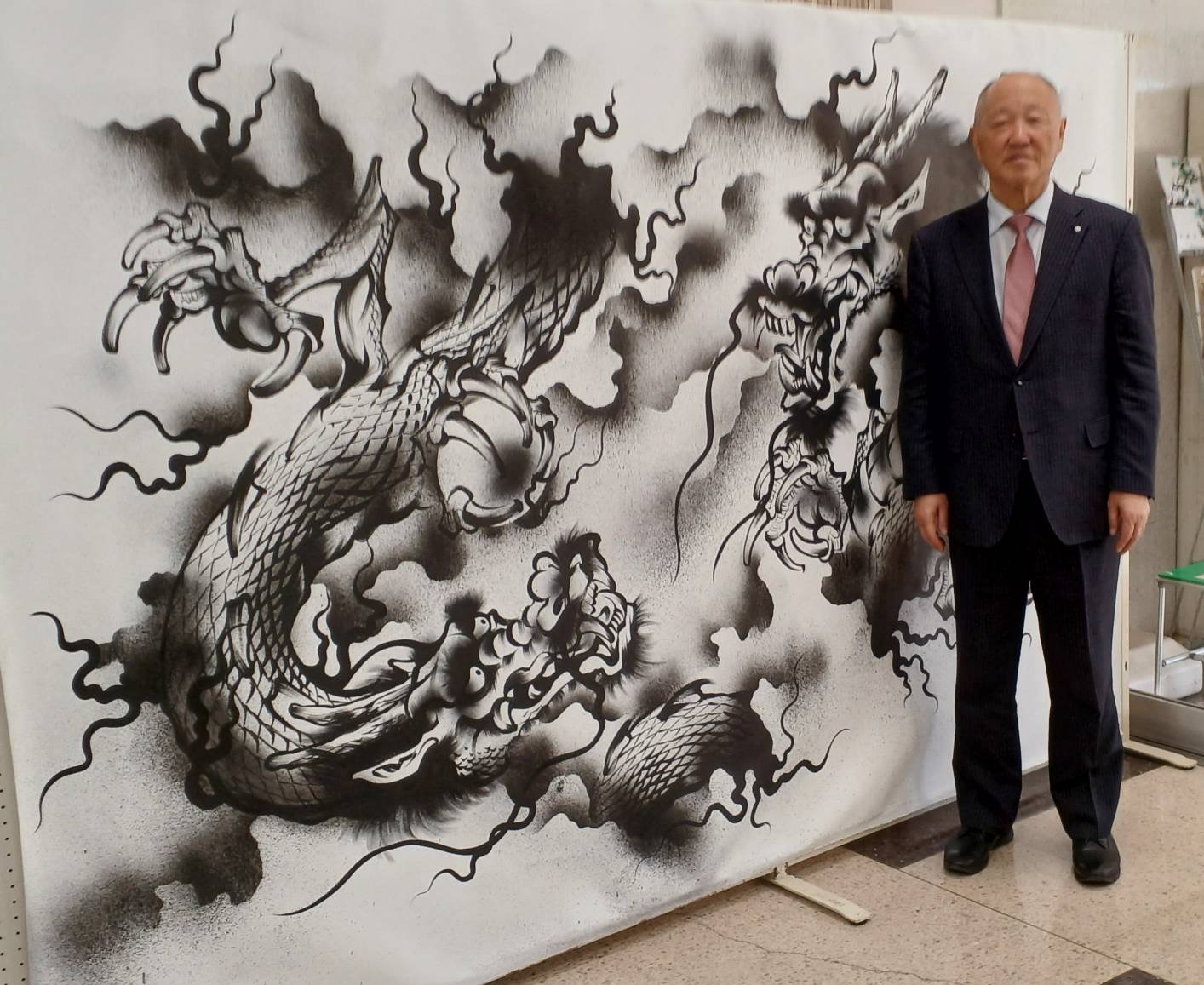 画家木全靖陛氏の作品と町長の写真